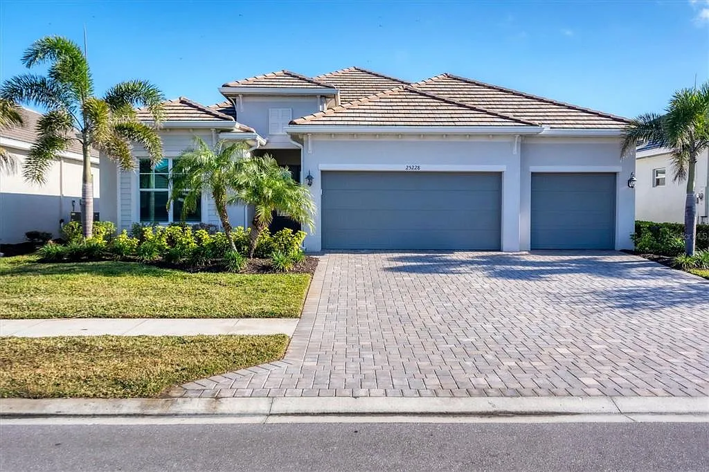 4 bed, 2.0 bath, 2251 sqft, $9,500 — Photo 3