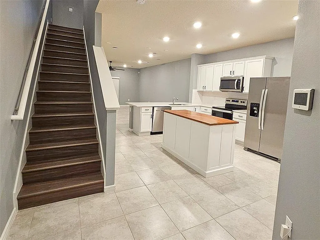 3 bed, 2.5 bath, 1699 sqft, $2,300 — Photo 3
