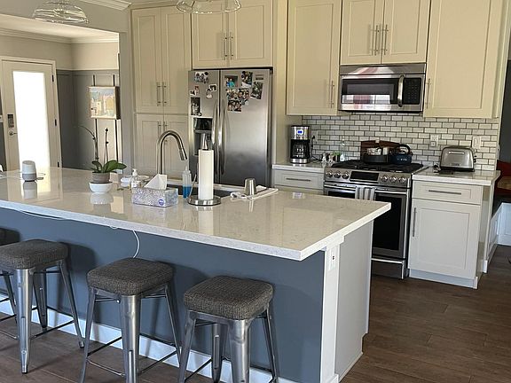 5th image of 102 W Highland Ave