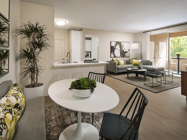 Las Flores Apartment Homes — Photo 7