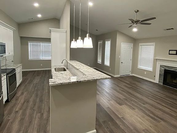 3rd image of 609 Bluff Dr