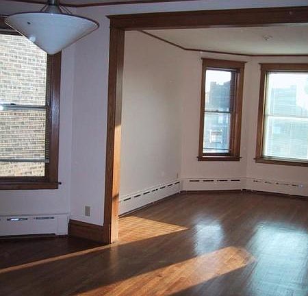 3rd image of 3507 N Oakley Ave #1