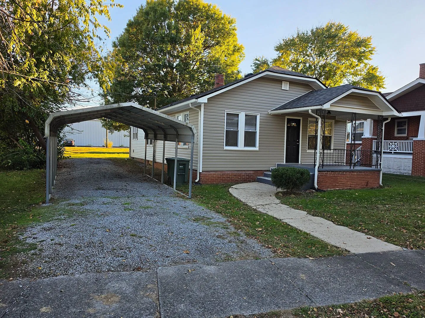Renovated 2/1 colonial style cottage on quiet street with large laundry room, cellar, and carport. — Photo 2