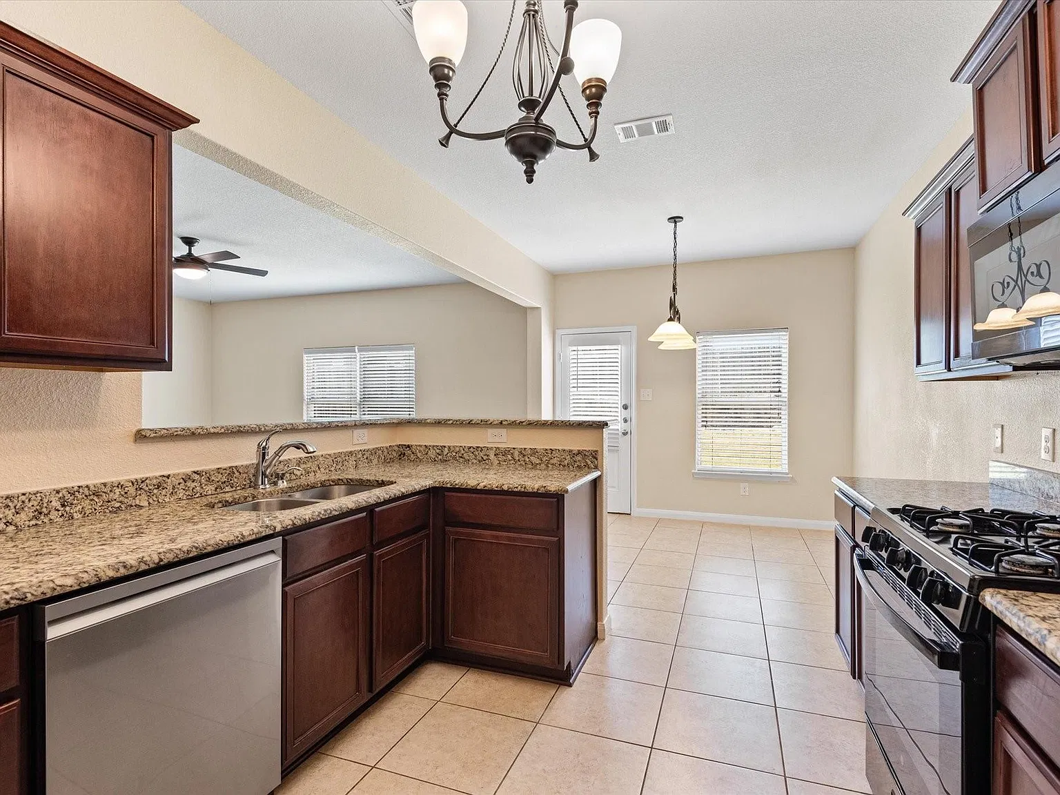 4 bed, 2.5 bath, 2160 sqft, $2,250 — Photo 2