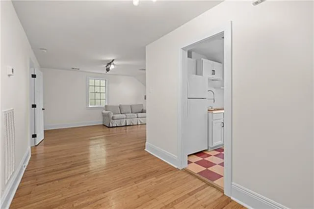 2 bed, 1.0 bath, 897 sqft, $1,800 — Photo 2