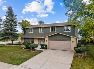 120 W Brookwood Dr, Arlington Heights, IL 60004