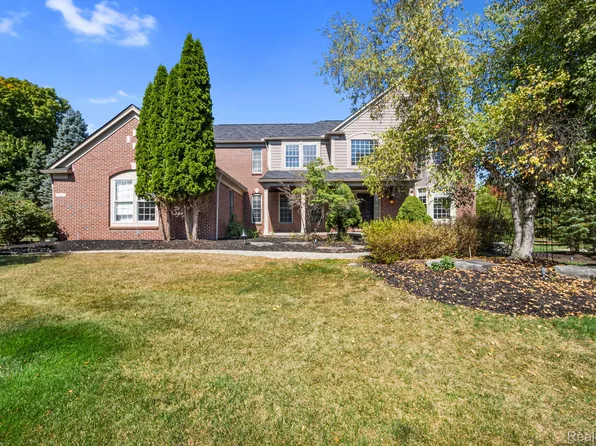 32498 Sandstone Ct, Farmington Hills, MI 48334