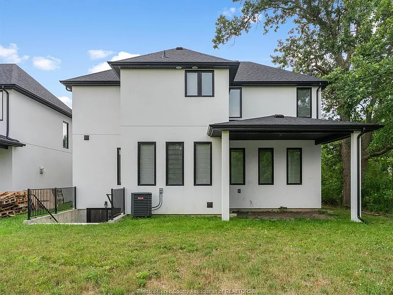 93 Belleview Dr — Photo 43