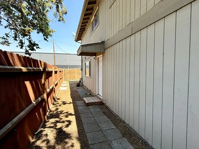 694 SE Centennial St — Photo 17