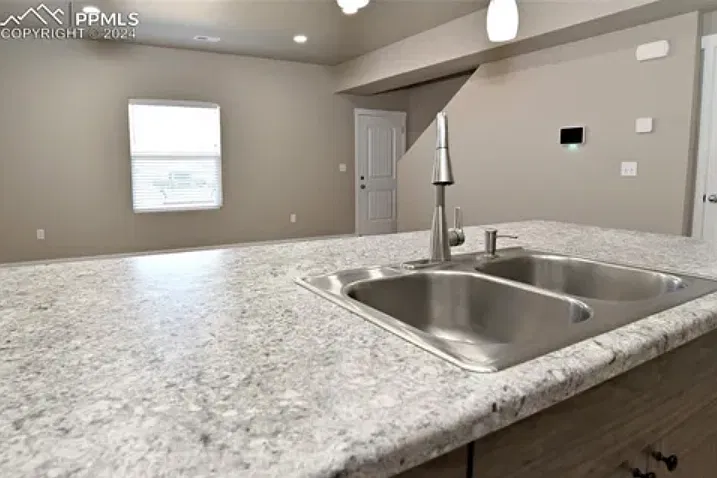 3 bed, 2.5 bath, 1512 sqft, $1,899 — Photo 2
