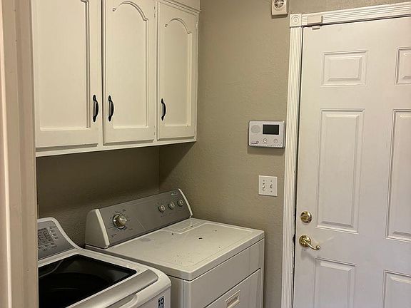 Laundry, off kitchen