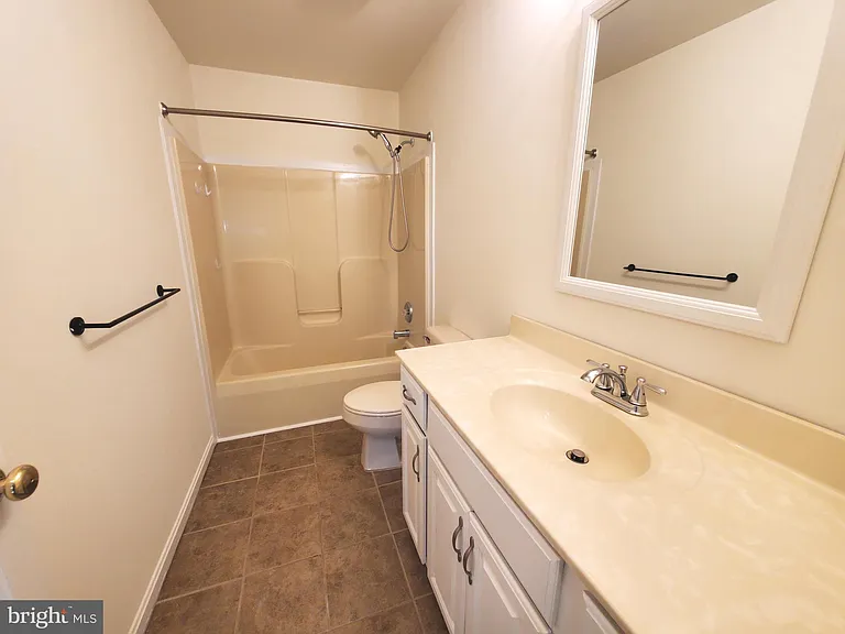 614 E Pebworth Rd — Photo 32