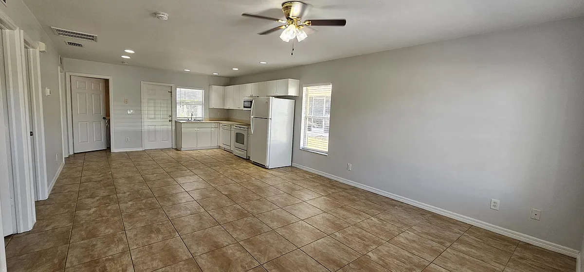 Building Photo - 2400 55th Ter SW #B
