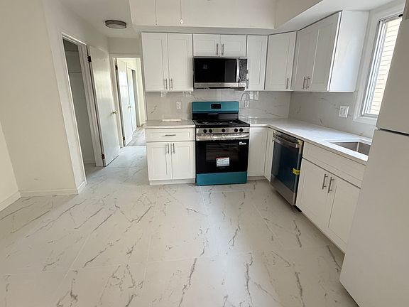 4th image of 35 Jaffe St Floor 1