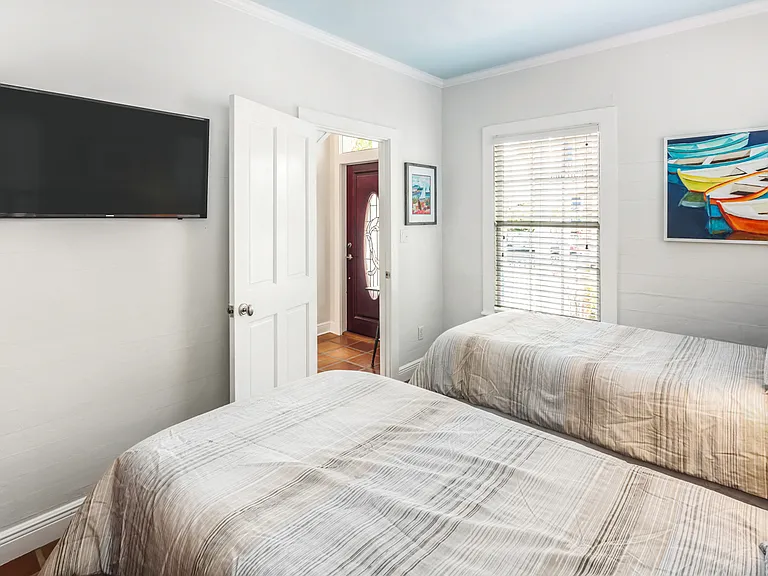 903 Thomas St — Photo 26