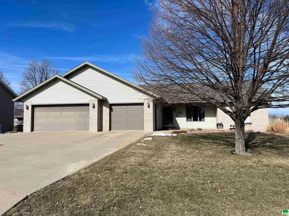 717 10th St SE, Orange City, IA 51041