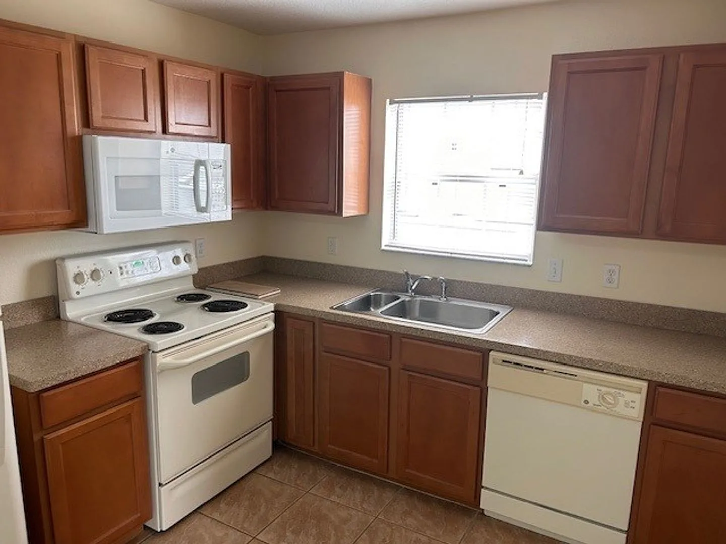 Cute! 1 Bedroom /. 1 Bath / 2 Car Garage - East Orlando Avalon All Utilities Included! — Photo 3