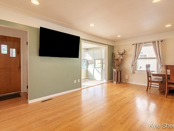 4th image of 47 Farnham St SE