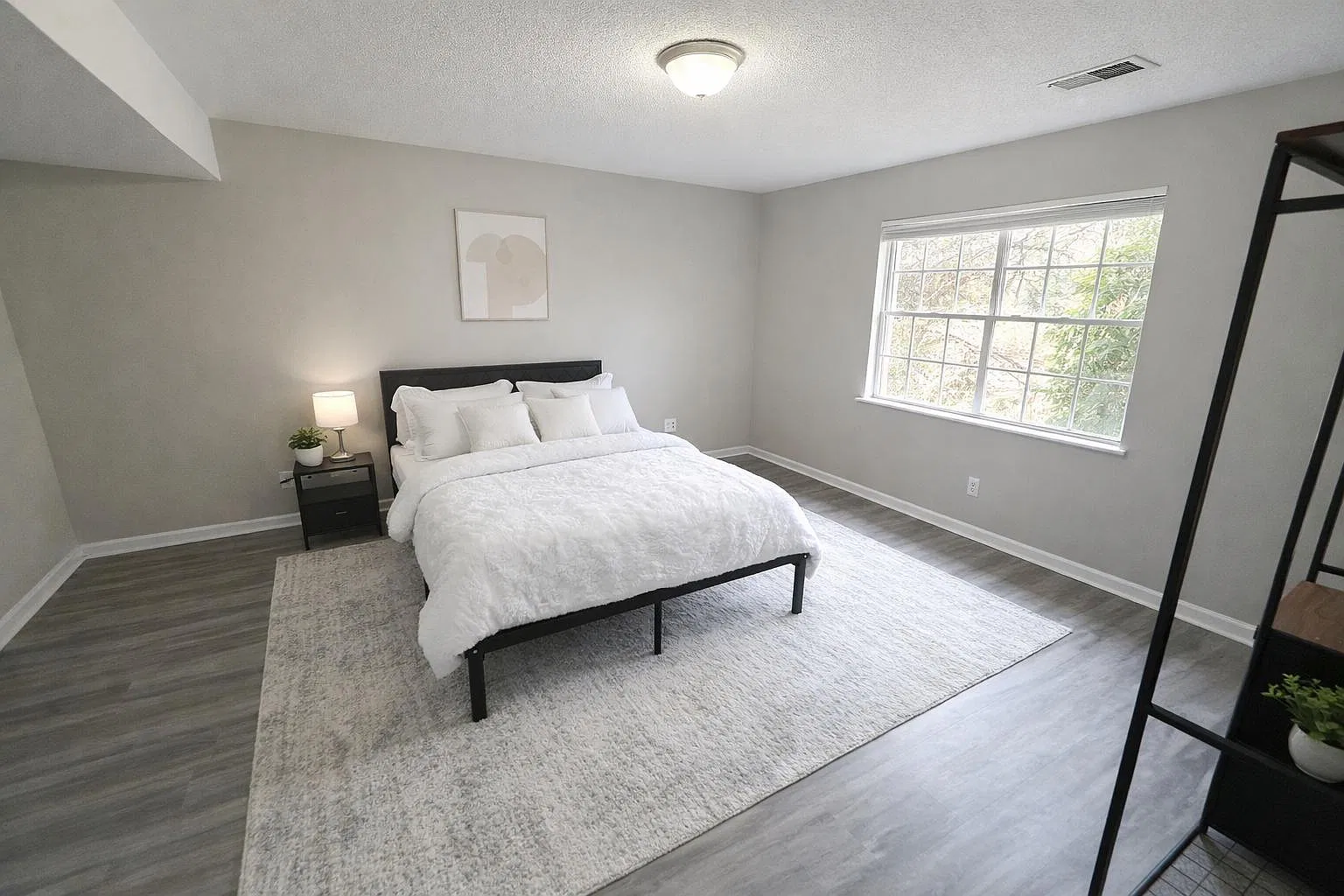 4 bed, 4.0 bath, 2200 sqft, $728 — Photo 1