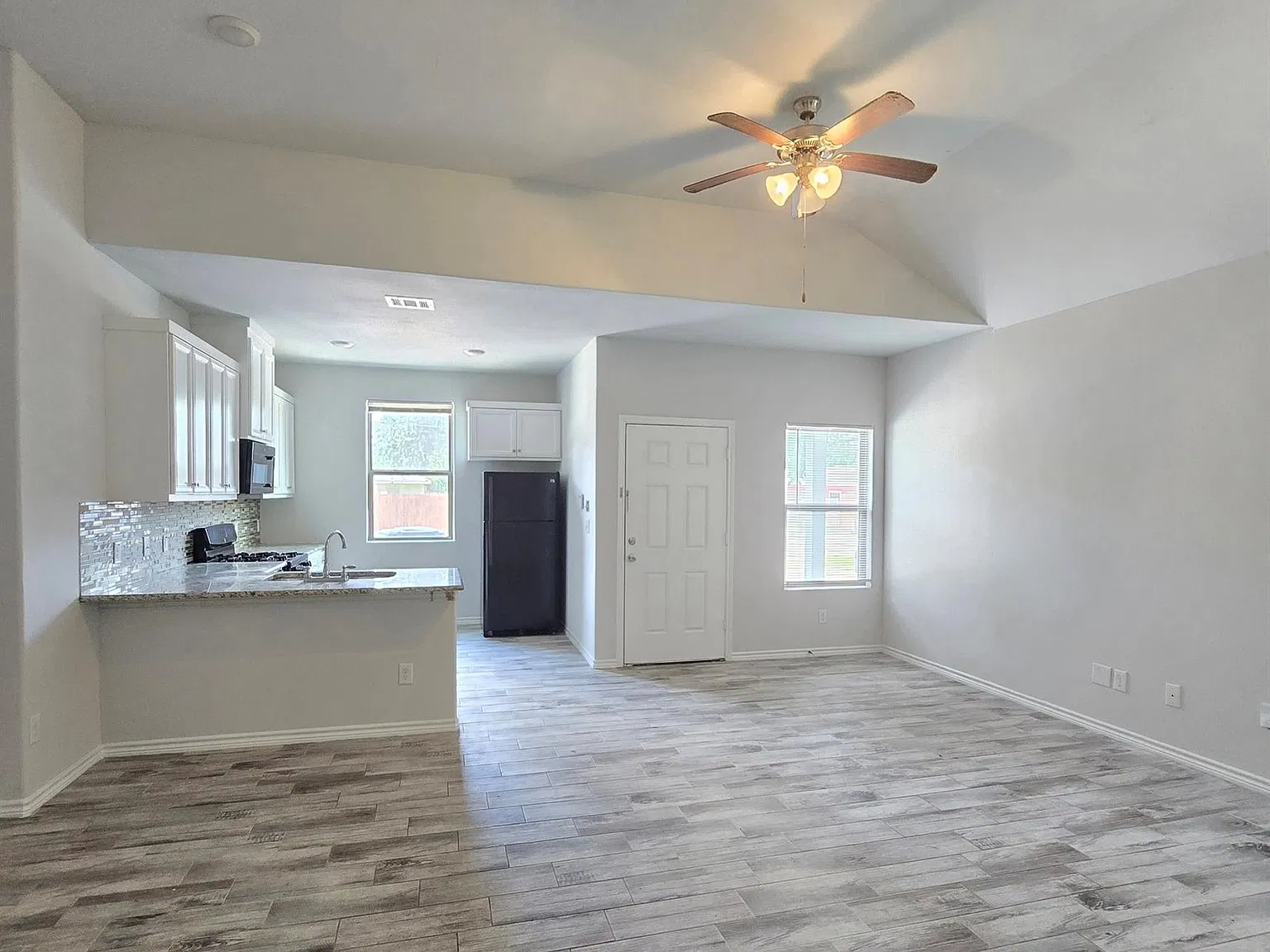 3 bed, 2.0 bath, 1100 sqft, $1,550 — Photo 2