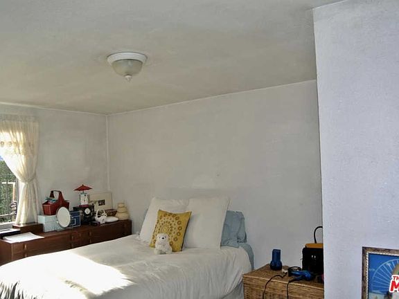 5th image of 911 E 109th Pl