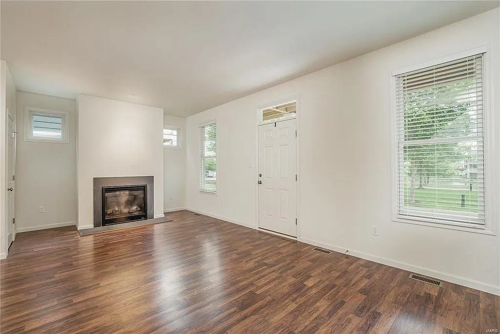 4 bed, 2200 sqft, $3,200 — Photo 2