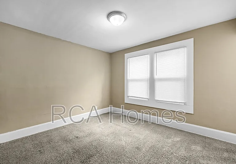 4118 E Washington St — Photo 8