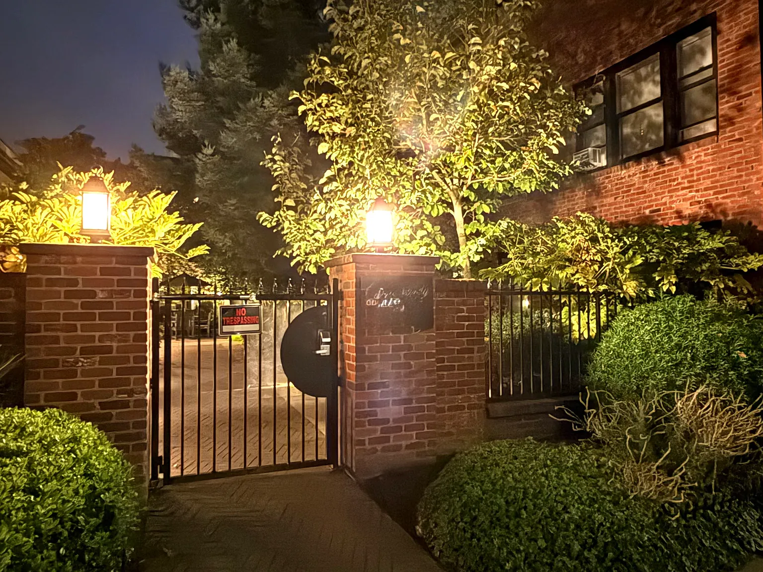 421 Summit Ave E — Photo 2
