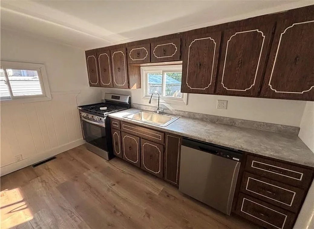 3 bed, 1.0 bath, 900 sqft, $1,400 — Photo 2