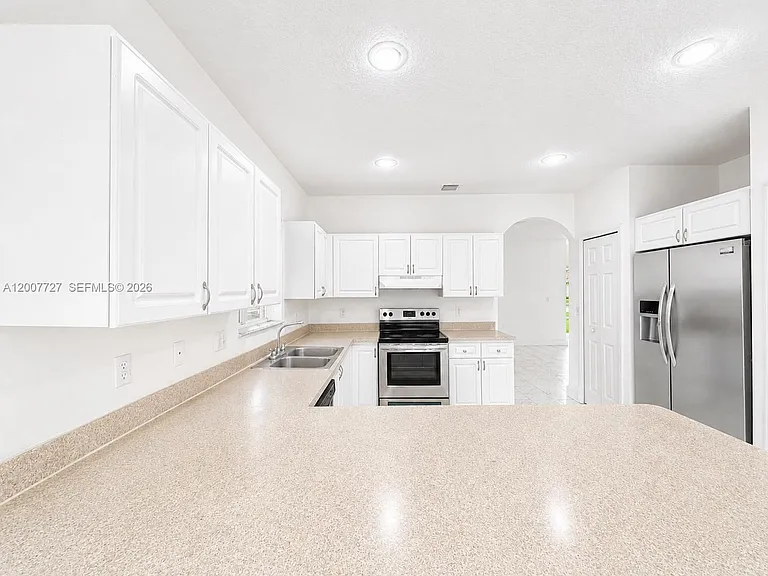 841 SW 6th St — Photo 9