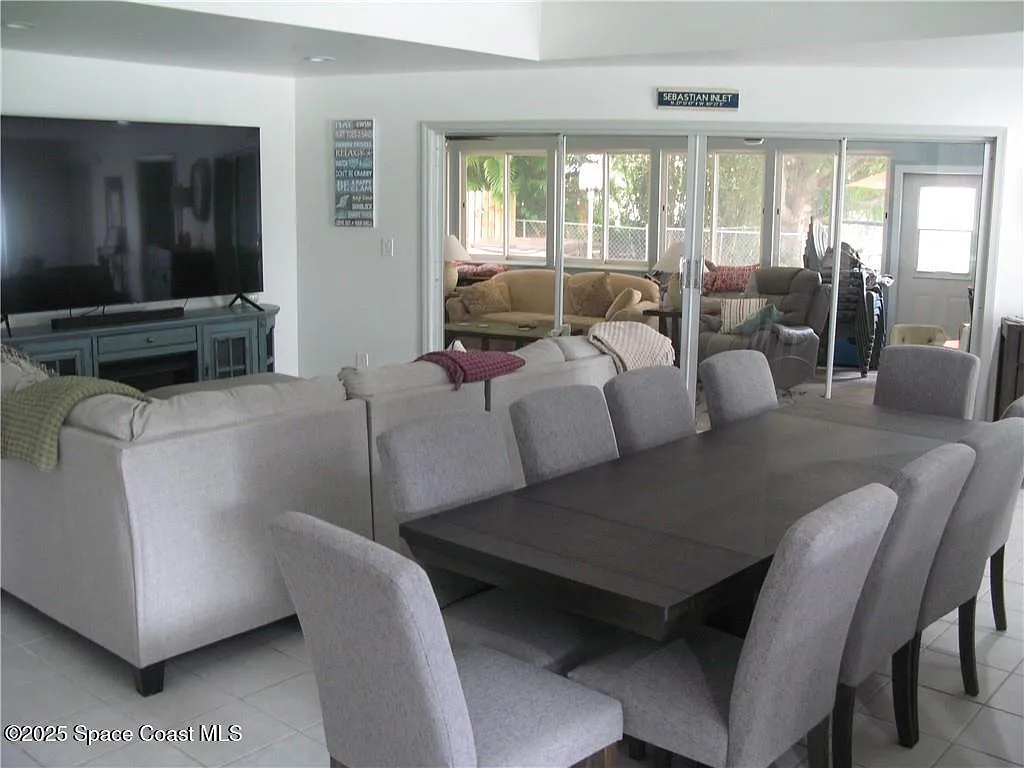 4 bed, 3.0 bath, 2331 sqft, $5,995 — Photo 3