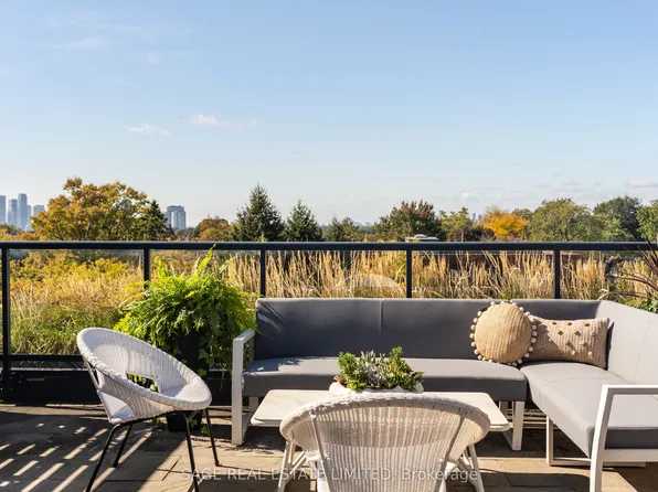 35 Wabash Ave #321, Toronto, ON M6R 0A9