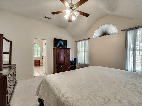 5th image of 1717 Chapman Dr
