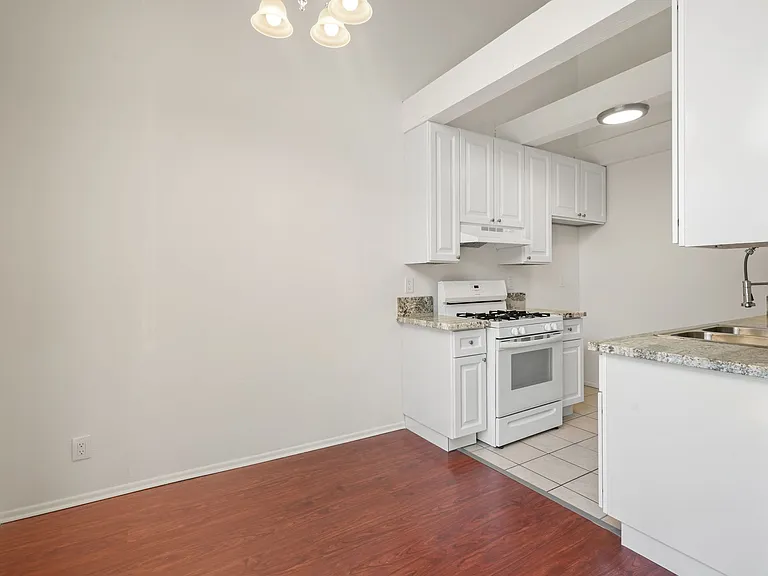 10845 Camarillo St #202 — Photo 20
