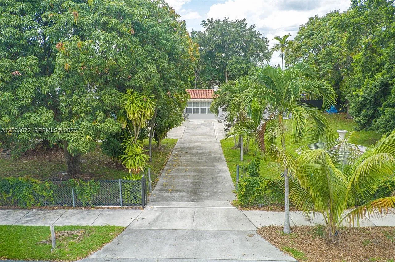 3 bed, 2.0 bath, 3687 sqft, $3,950 — Photo 2