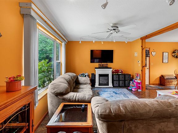 3rd image of 255 Hemlock Dr