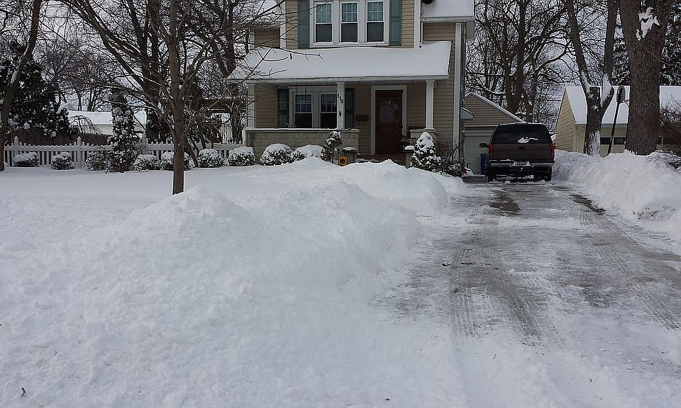 1st image of 115 E 6th St