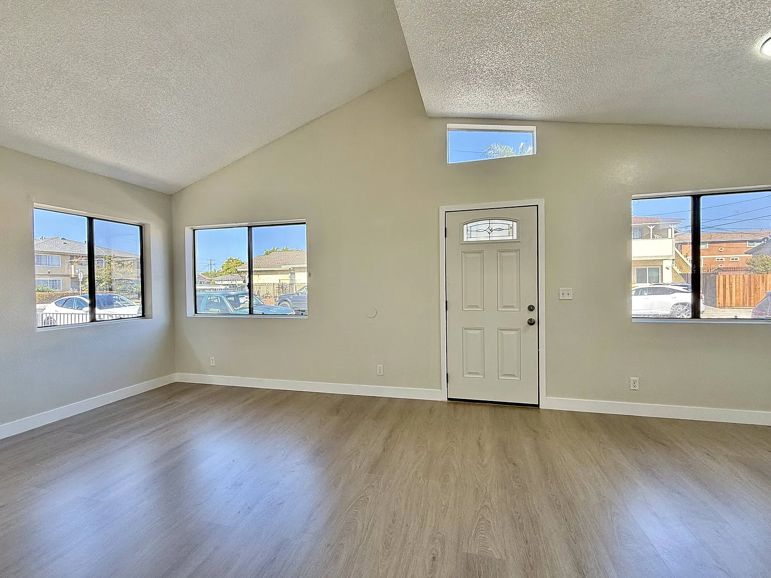 3 bed, 1000 sqft, $3,100 — Photo 4