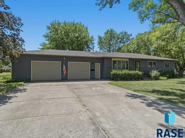 205 Crestwood Dr, Hartford, SD 57033