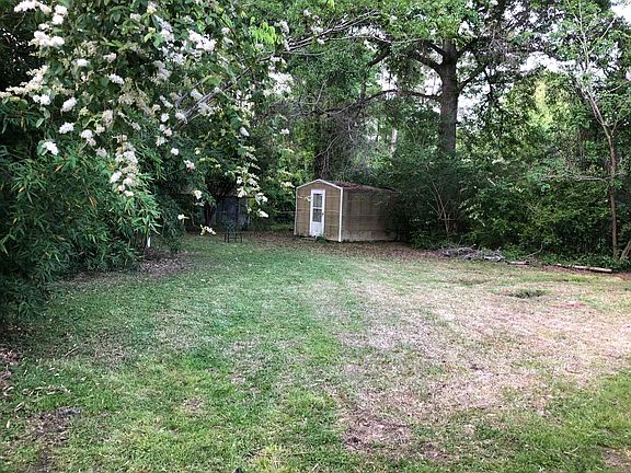 Large Backyard - Barbecue, plant a garden, or just hang out.