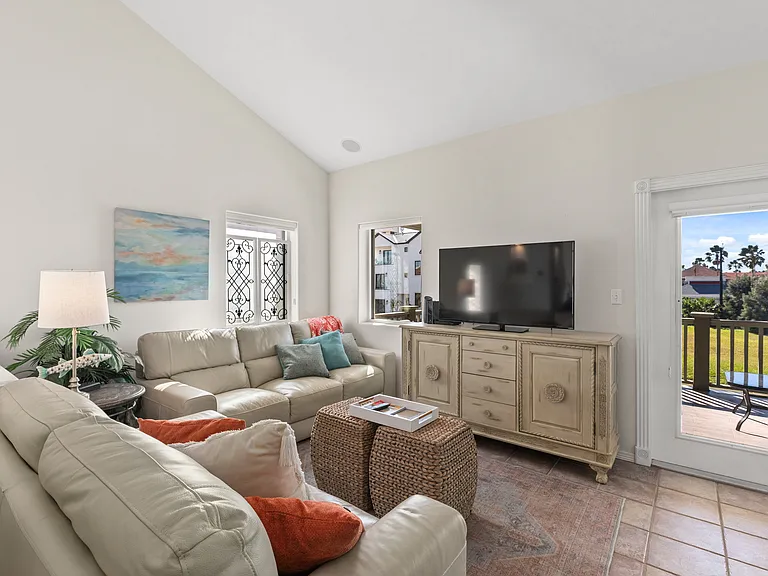 124 E Acapulco St #B — Photo 9