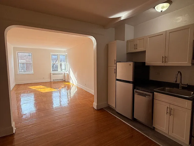 610 Victory Blvd #6 — Photo 1
