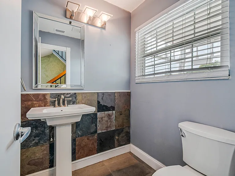 1025 Wentworth Ct — Photo 6