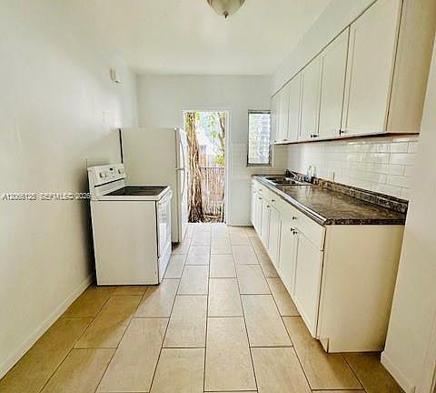 2nd image of 821 W 39th St APT 2