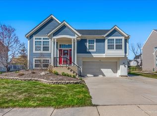 35 Longbow Ct, South Elgin, IL 60177