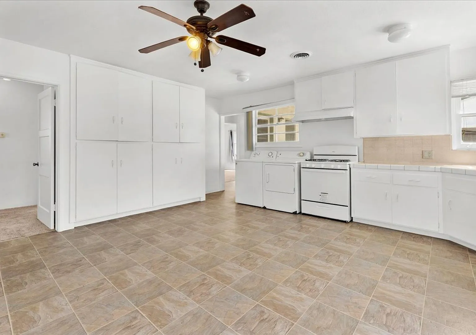 Spacious 4-Bed Home with Backyard, Garage & Prime Westside Access — Photo 4