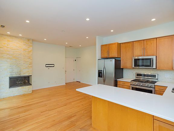 3rd image of 2132 W Evergreen Ave APT 2D