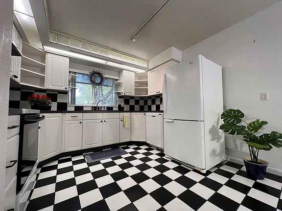 5th image of 3616 Royal Crest Dr
