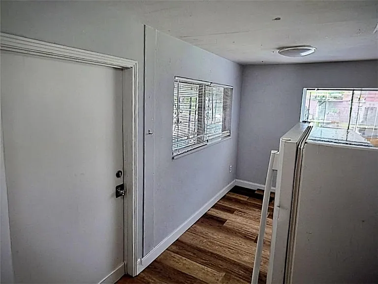 2252 Maple Ave — Photo 3