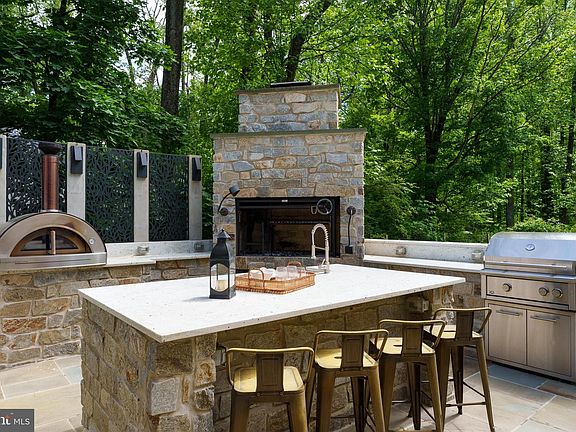 4th image of 374 Cherry Hill Rd